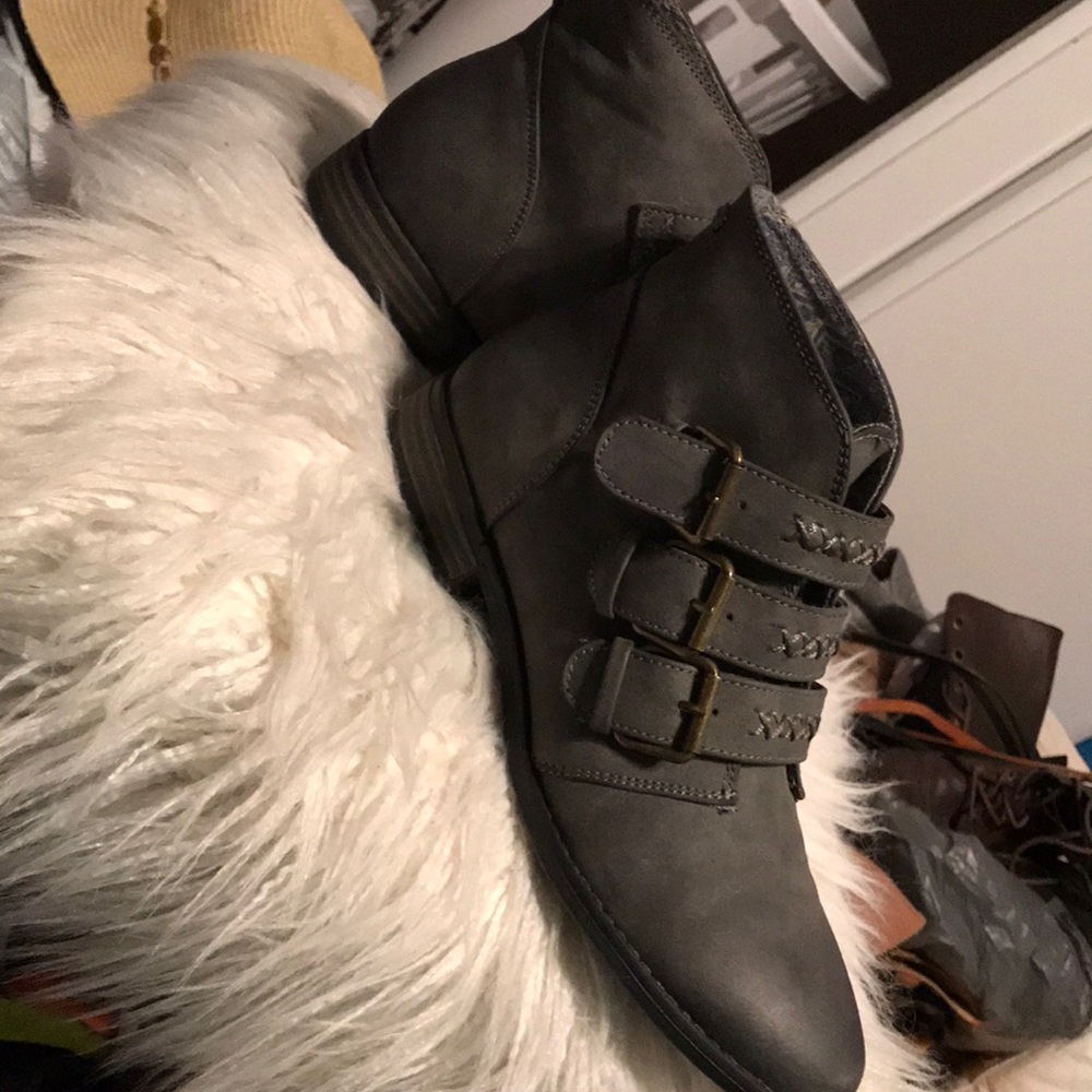 Size 6 1/2 Roxy Booties